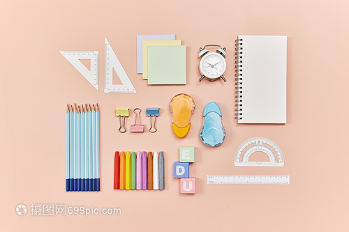 文具美學(xué) 粉色桌面平鋪的創(chuàng)意搭配指南