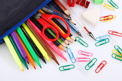 桌上的學校用品 文具的學習伴侶