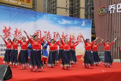 曾都區(qū)西城鐵樹(shù)社區(qū)舉行慶祝新中國(guó)成立70周年文藝匯演